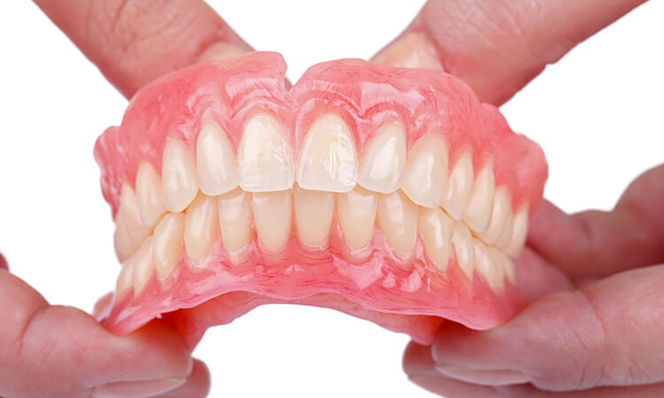 長く使える入れ歯をつくりましょう～入れ歯～